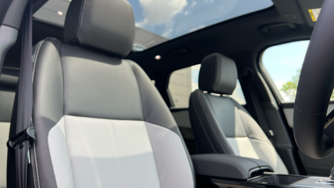 Land Rover Range Rover Velar 3.0 D300 MHEV Belgravia Edition 5dr Auto Diesel Estate - Image 33